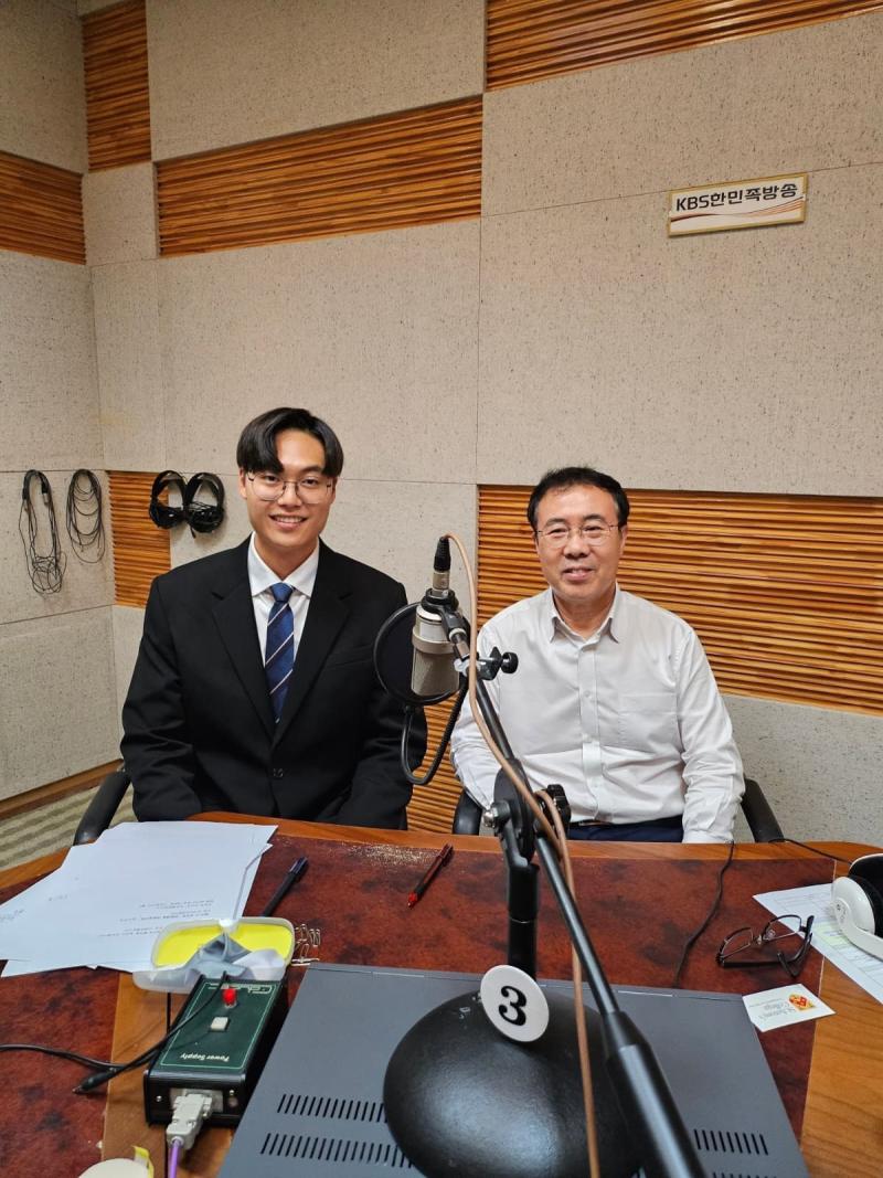 Yoonki Lee next to radio presenter