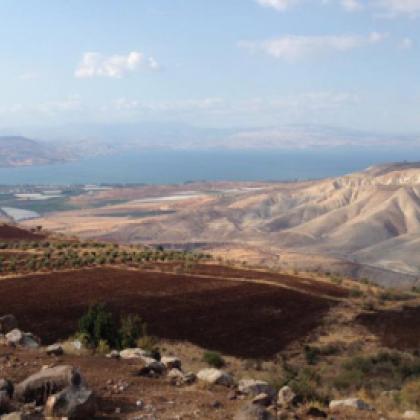 An image of a hilly landscape in Jordan with a lake