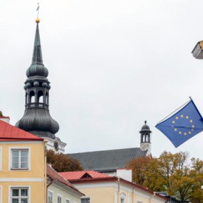 Image of the EU flag and some roofs of buildings