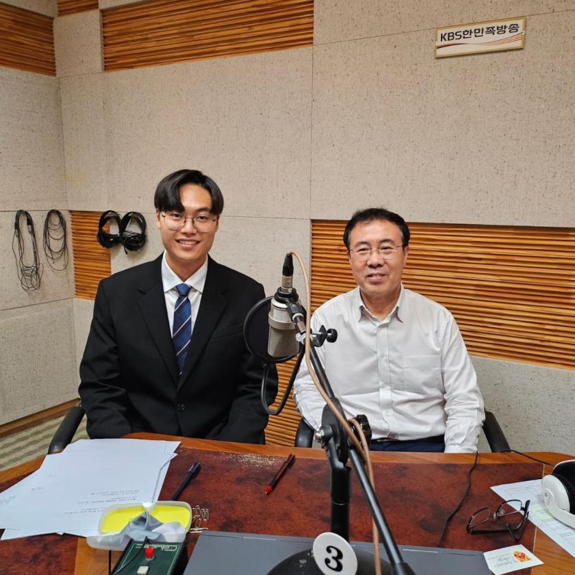 Yoonki Lee next to radio presenter