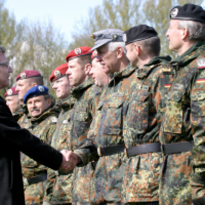 Ulrike Franke publishes article on Germanys armed forces 