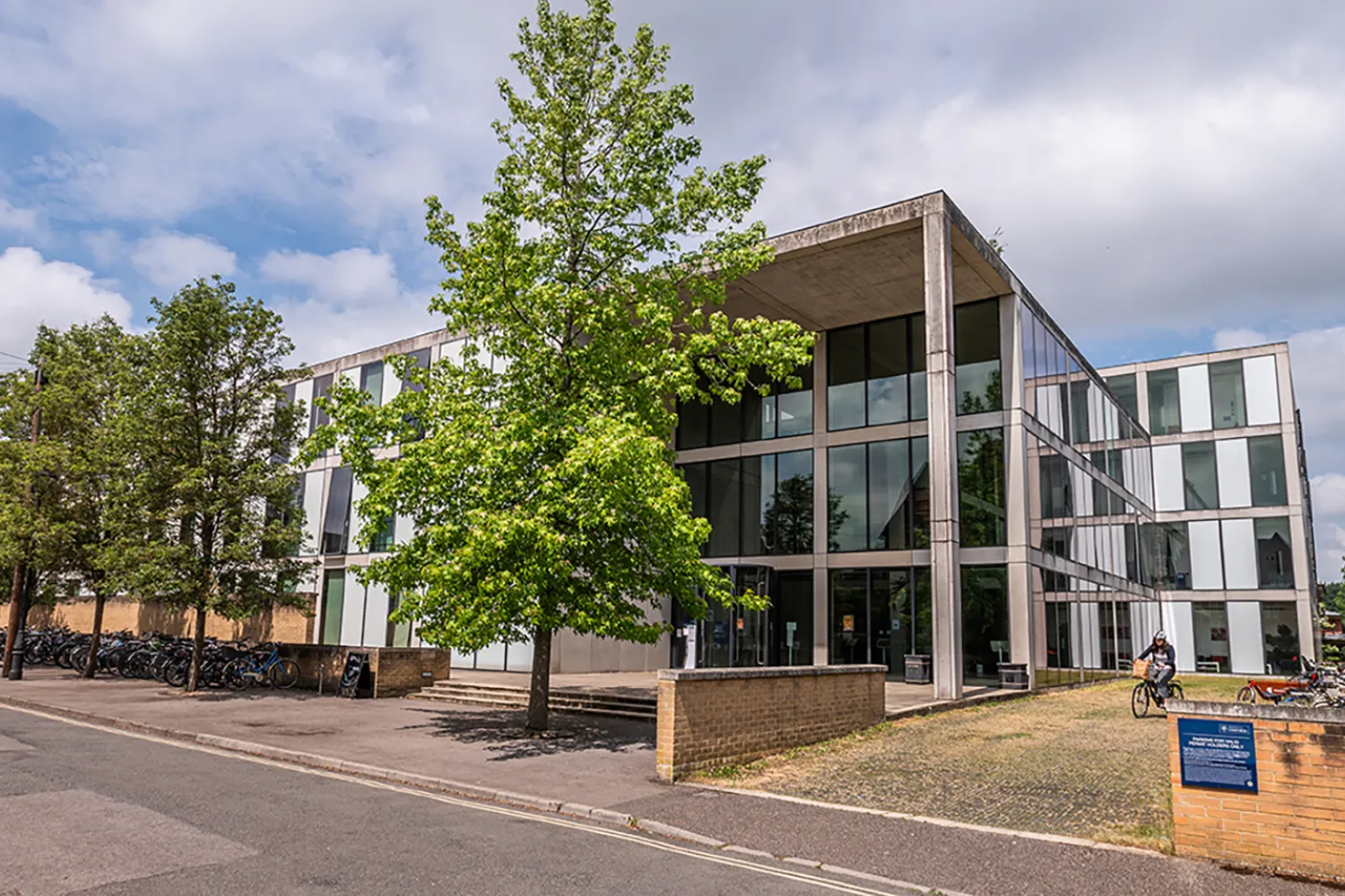 Image of the exterior of Manor Road building